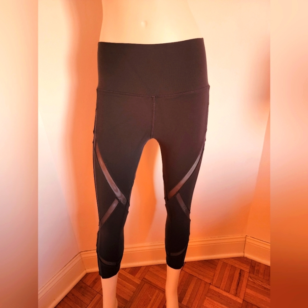 Lightly worn high waisted dark gray Alo Yoga Capri length epic leggings
